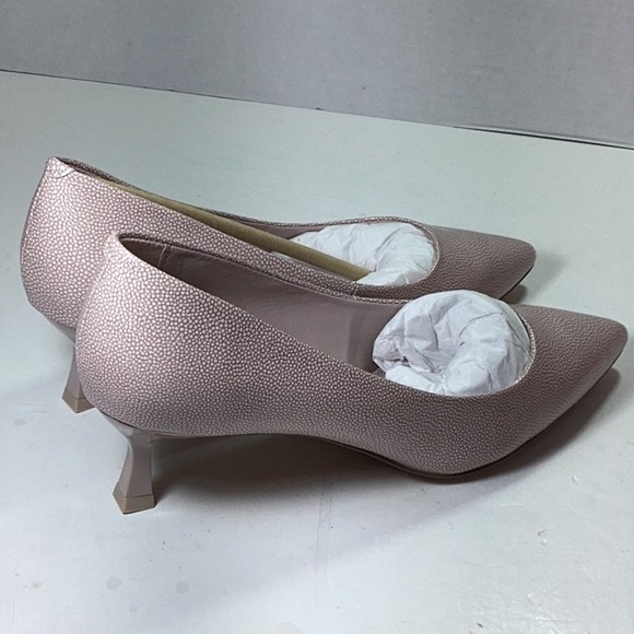 Katy Perry

The Golden Pump - Picture 8 of 11